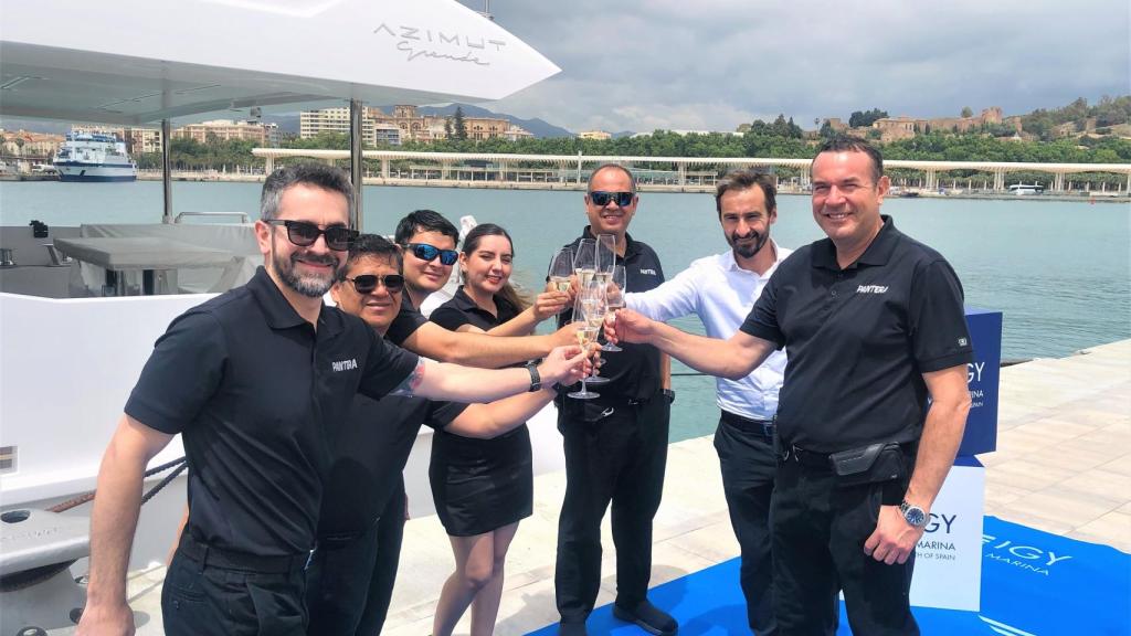 Celebración de la tripulación tras llegar a la marina de Málaga.