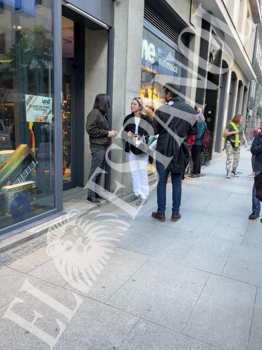 La pareja a las puertas del establecimiento que visitaron en el centro de Madrid.