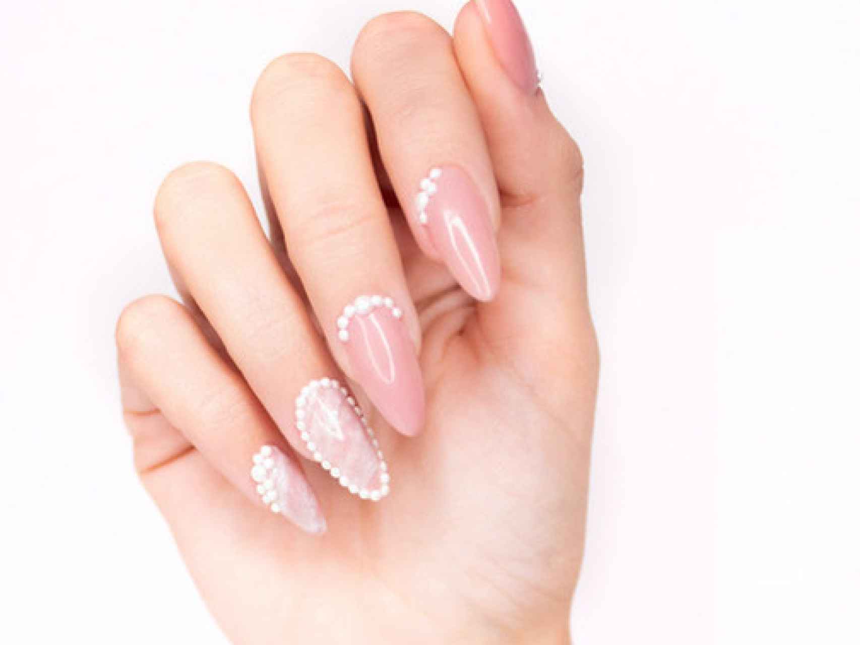 El estilo minimalista y dulce es la tendencia en las uñas.