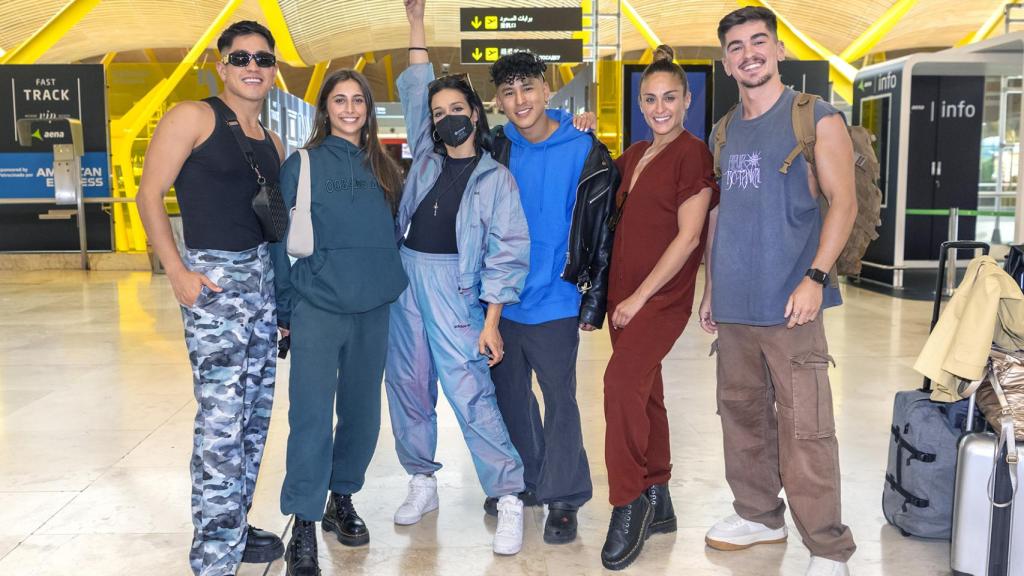 Chanel Terrero y su equipo de bailarines.