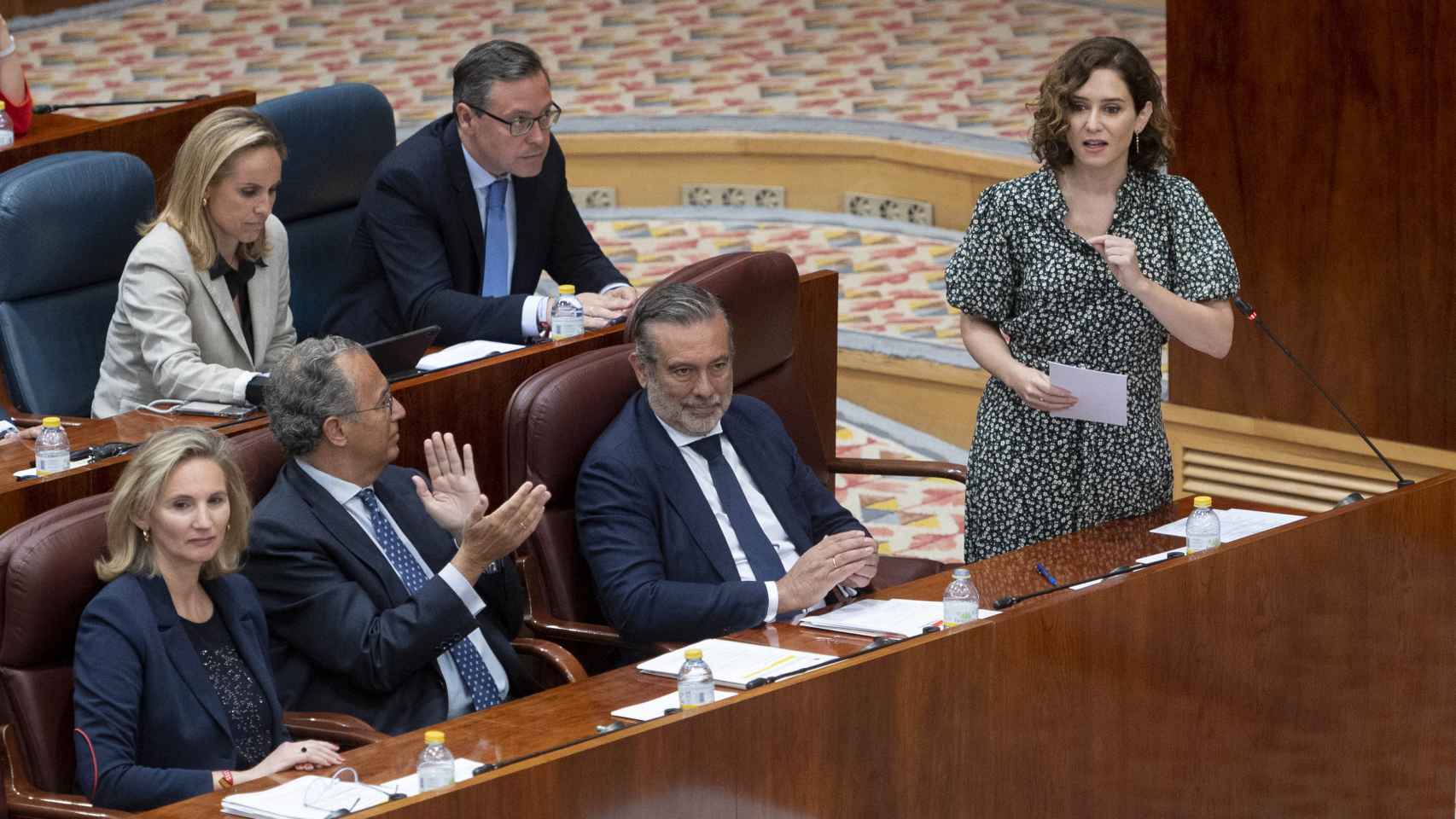 Isabel Díaz Ayuso interviene este jueves en la Asamblea de Madrid. A su izquierda, el consejero de Justicia, Enrique López.