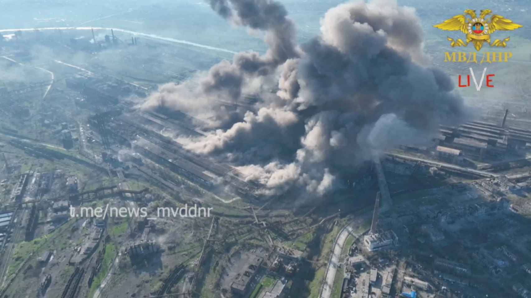 Imagen aérea de uno de los últimos bombardeos sobre Azovstal distribuida por el ejército ucraniano.