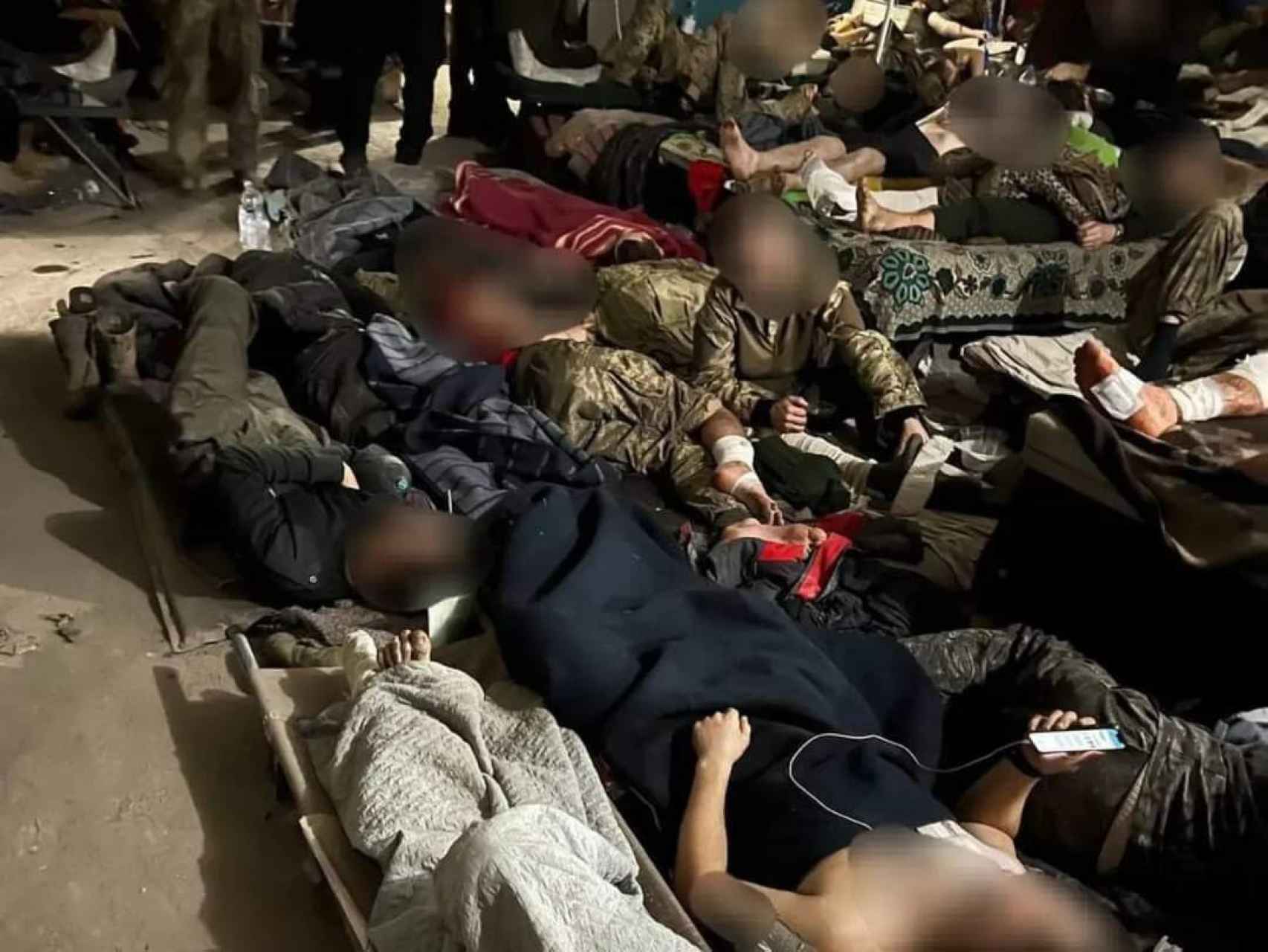Militares y civiles descansan juntos en el interior de la planta de Azovstal.