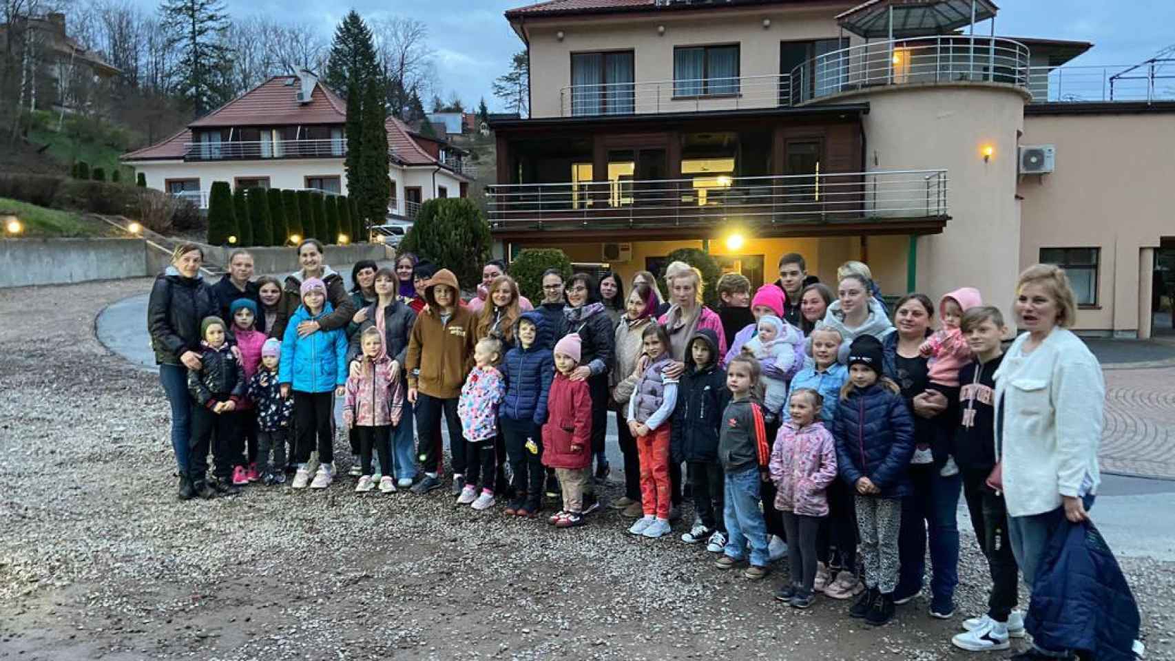 Menores evacuados por esta ONG en un hotel de Polonia, desde donde reemprendieron la vuelta en bus a España.