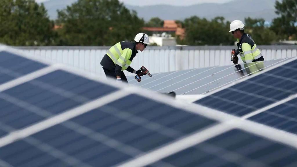 Instalación de unas placas fotovoltaicas.