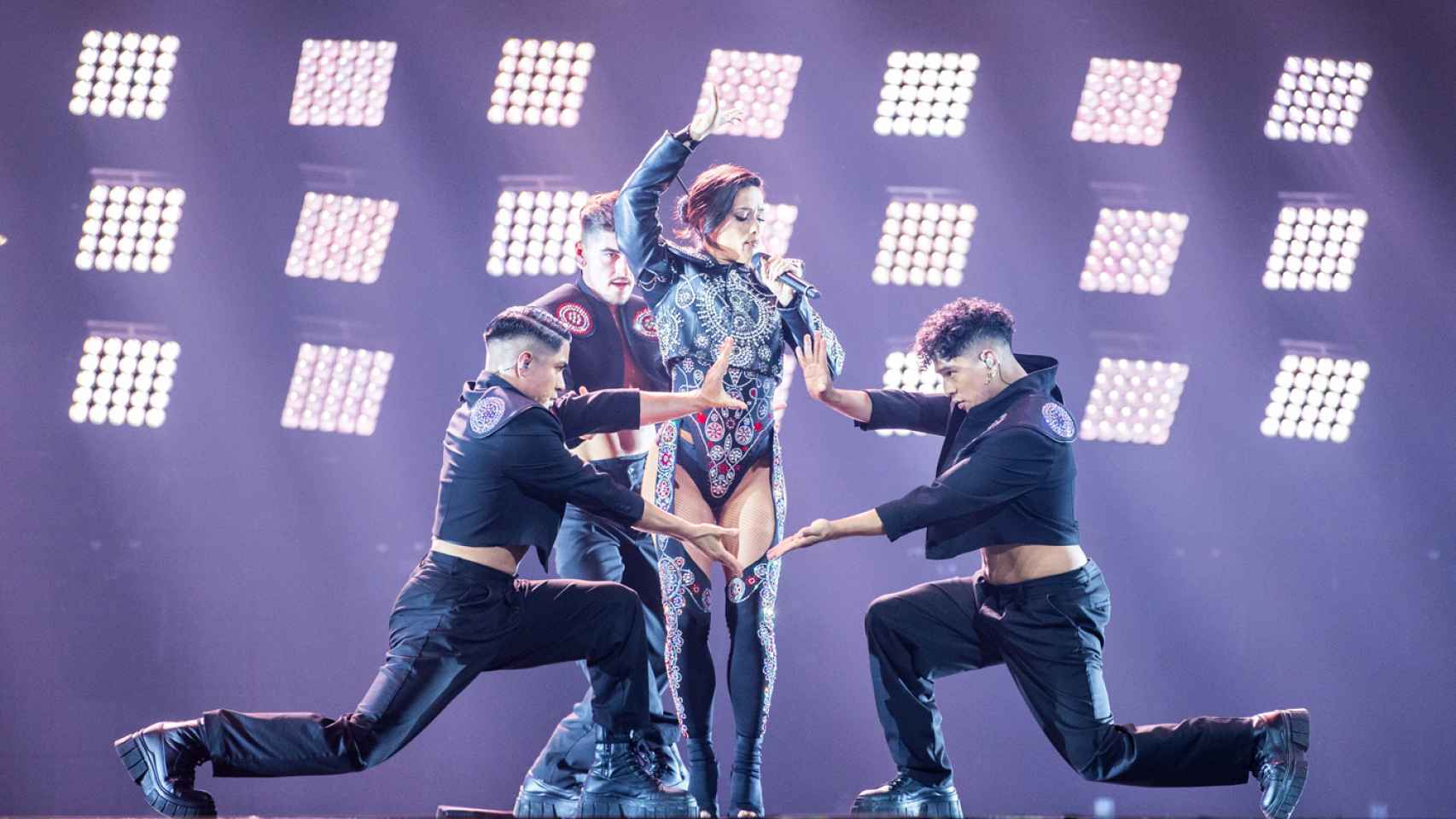 Chanel Terrero y sus bailarines en el Festival de Eurovisión 2022.