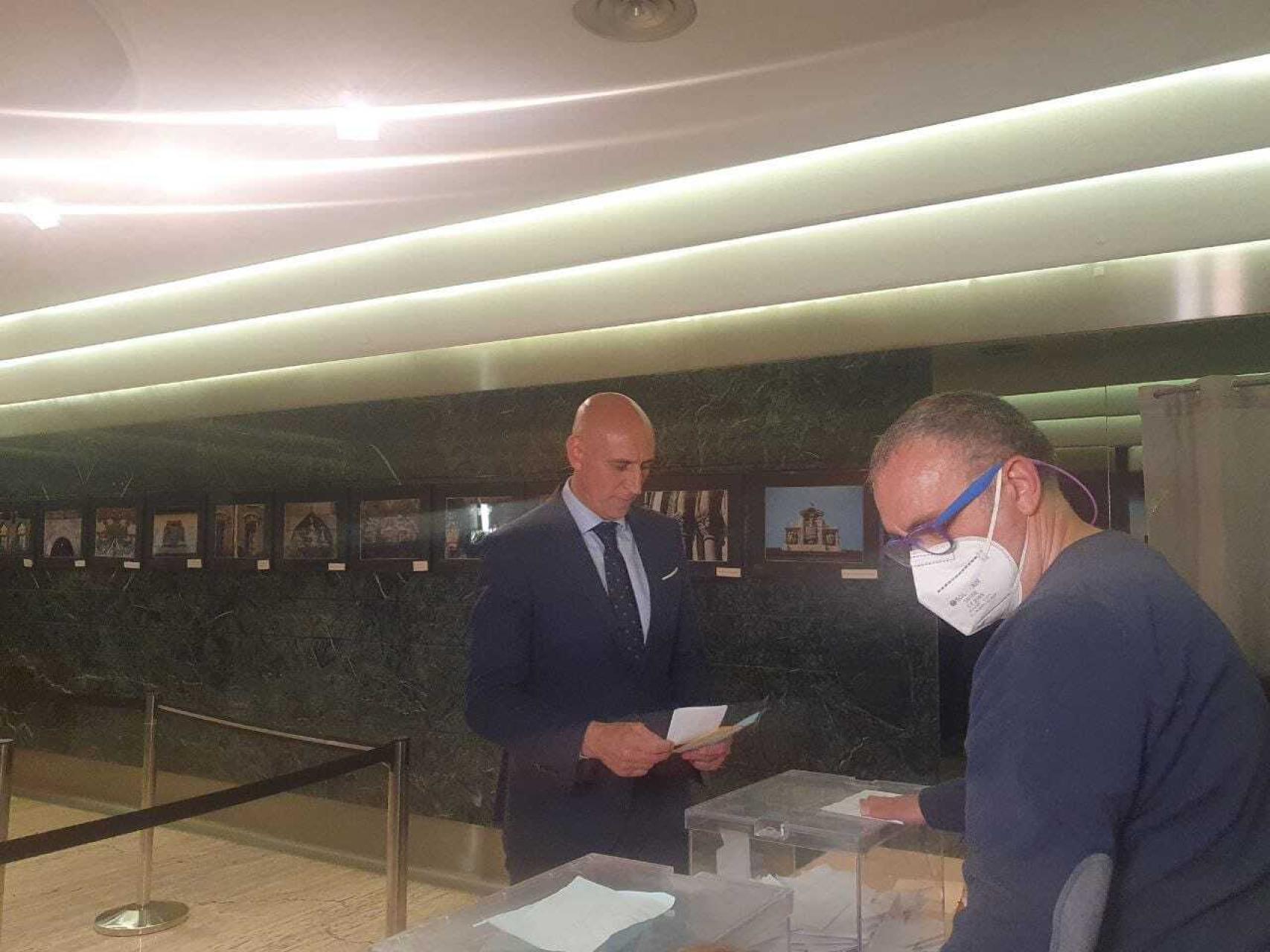 El alcalde de León, José Antonio Diez, procede a depositar su voto en la asamblea de la agrupación local del PSOE de León, este miércoles.