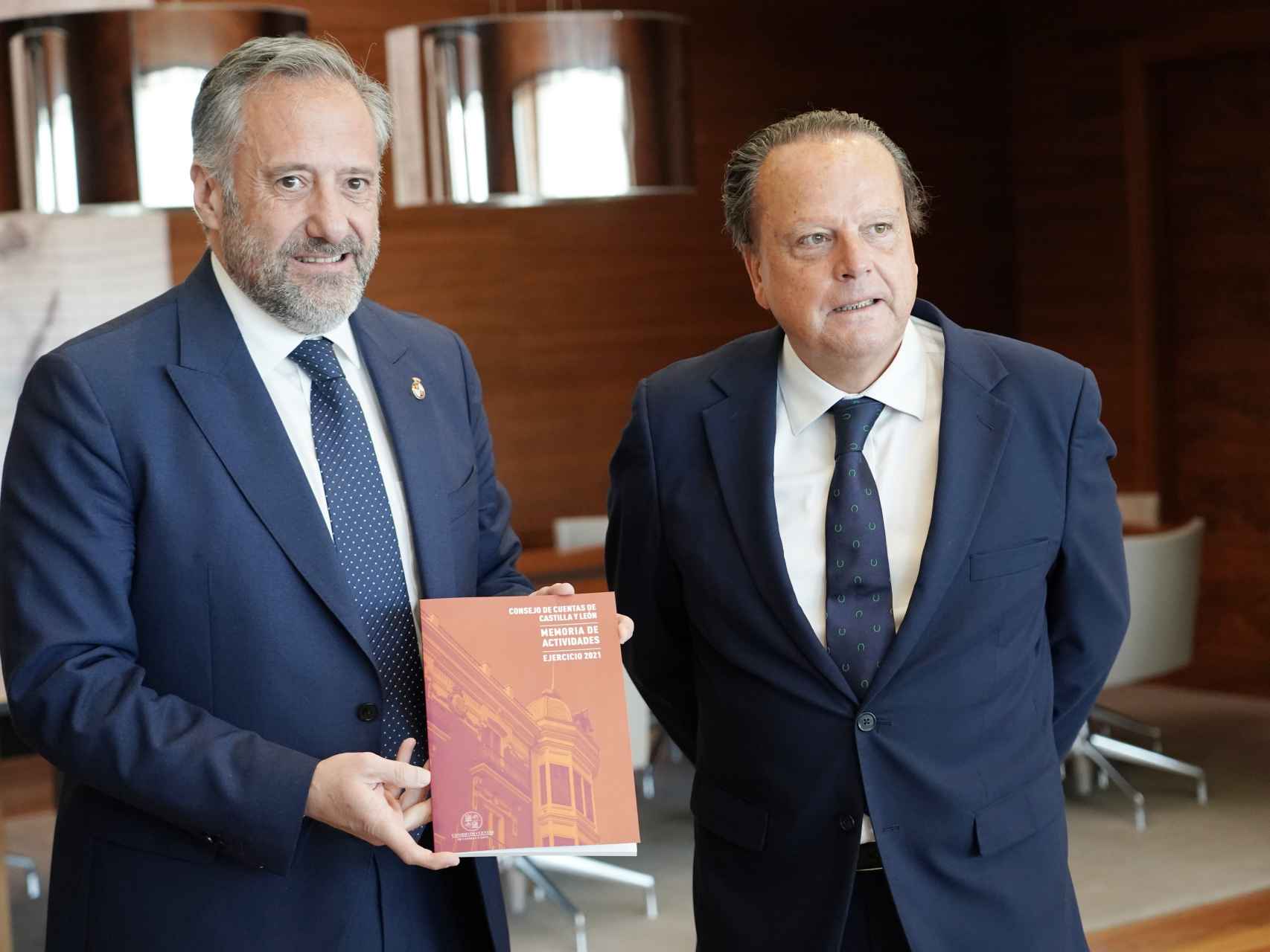 El presidente del Consejo de Cuentas, Mario Amilivia, entrega la Memoria del año 2021 al presidente de las Cortes, Carlos Pollán, este jueves.