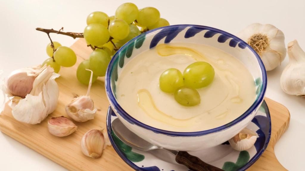 Vista de un plato de ajoblanco.