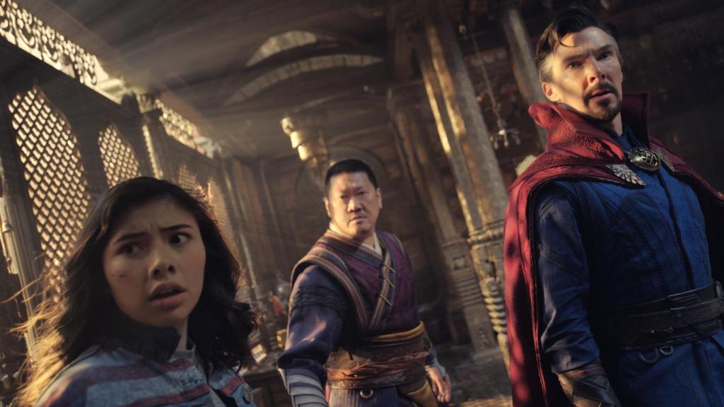 Xochitl Gomez, Benedict Wong y Benedict Cumberbatch en un momento del filme