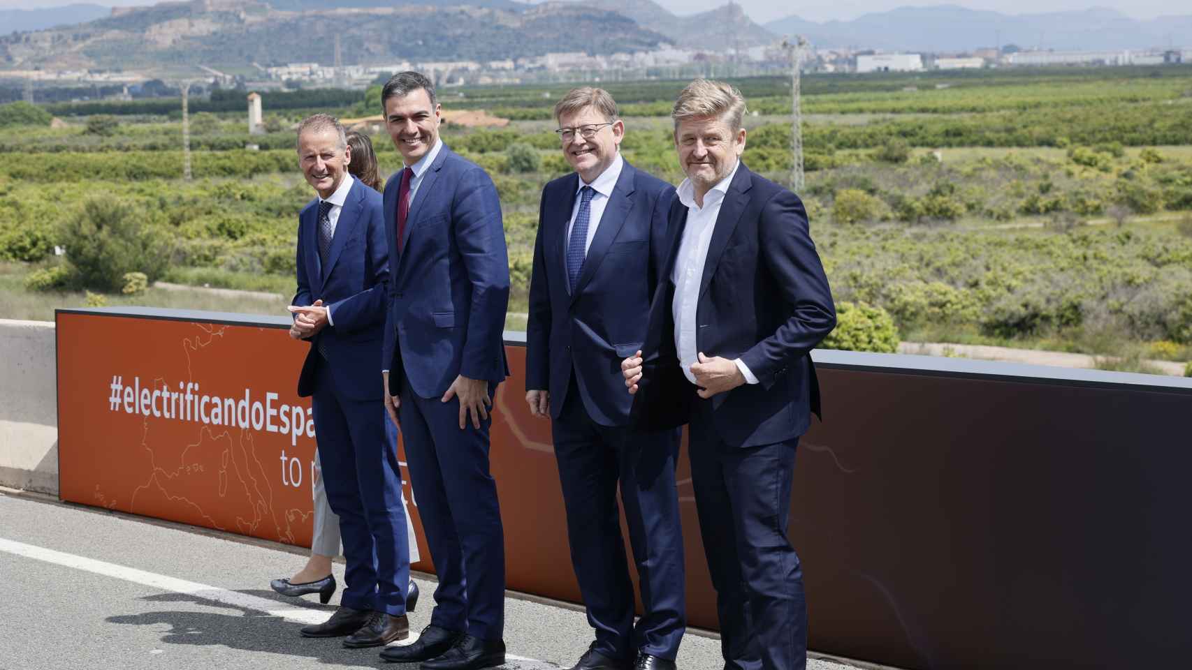 Herbert Diess, Pedro Sánchez, Ximo Puig y Wayne Griffiths, junto a los terrenos de la futura Volkswagen.