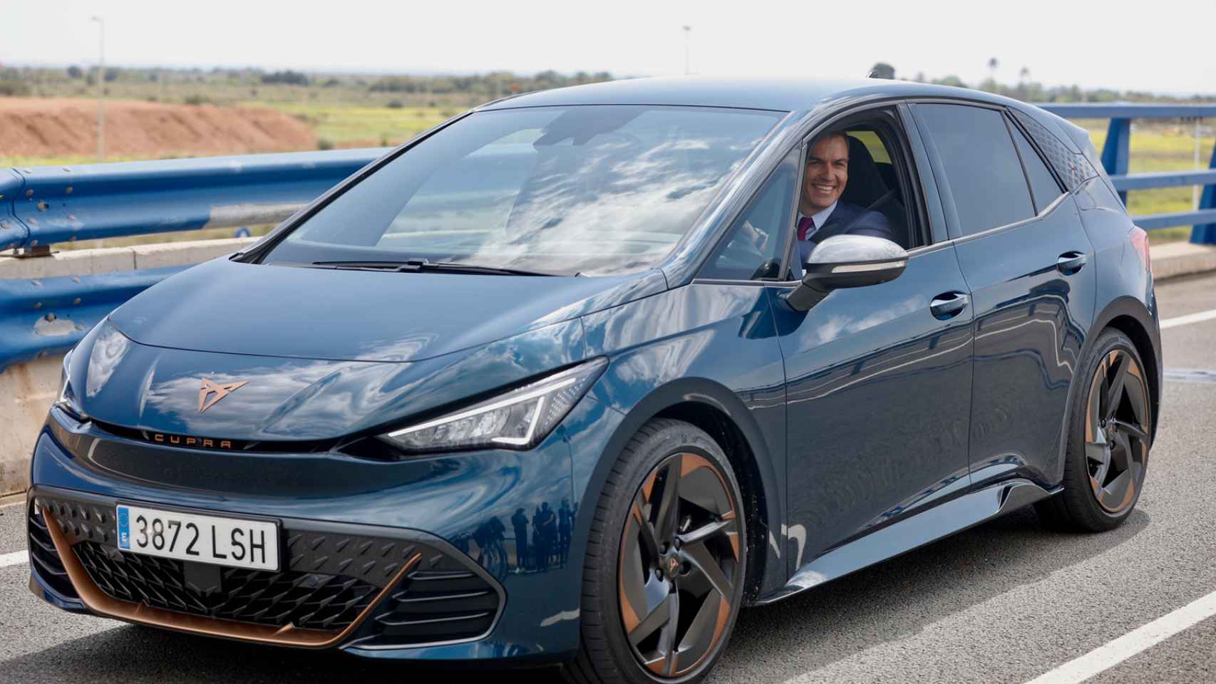 ¿Cuál es el coche eléctrico que ha conducido Pedro Sánchez? Todos los detalles del Cupra Born