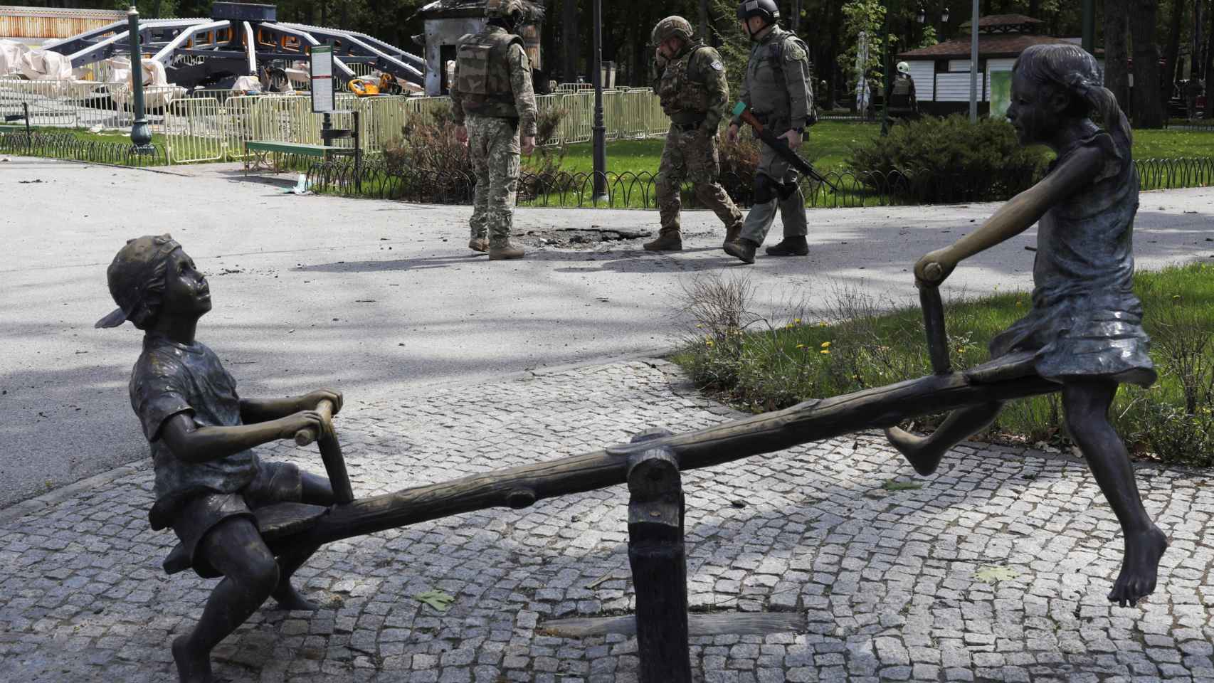 Militares inspeccionan el área después de un bombardeo ruso en Járkov, Ucrania.