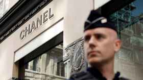 Un policía, frente a la tienda de Chanel en la que se ha producido el robo.