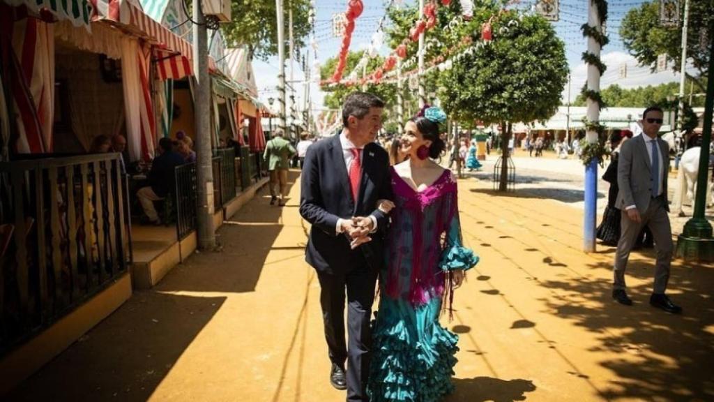 Juan Marín e Inés Arrimadas pasean por la Feria de Sevilla.