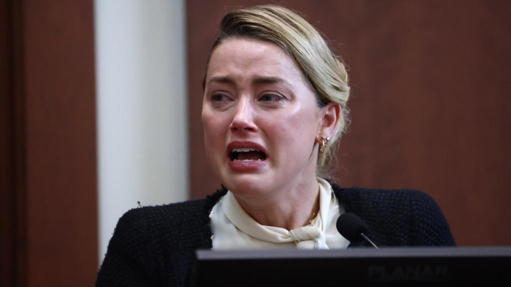 Amber Heard volvió a derrumbarse en el estrado este jueves, 5 de mayo, en su segundo día de testimonio.