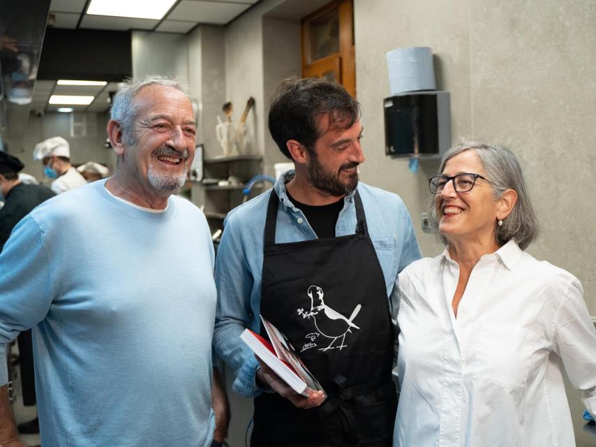 Joseba junto a su padre, Karlos Arguiñano, y su tía Eva, quien le adentró en el mundo de la repostería.