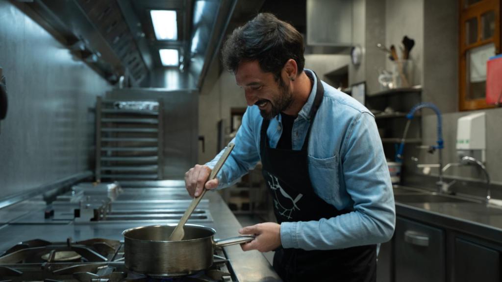 El joven Arguiñano en su cocina. Asegura que la sopa ramen es su plato estrella.