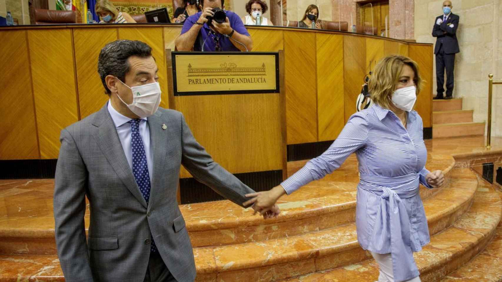 Susana Díaz, el día que dijo adiós al Parlamento de Andalucía, sujeta la mano del presidente Juanma Moreno.
