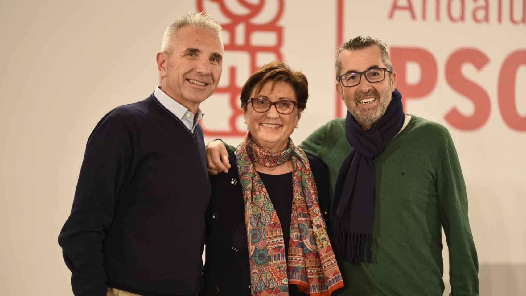 Miguel Ángel Vázquez (I), Marisa Bustinduy y José Muñoz (D) llegaron al Senado por Andalucía a la vez. Ahora sólo queda ella, que no cede su escaño.