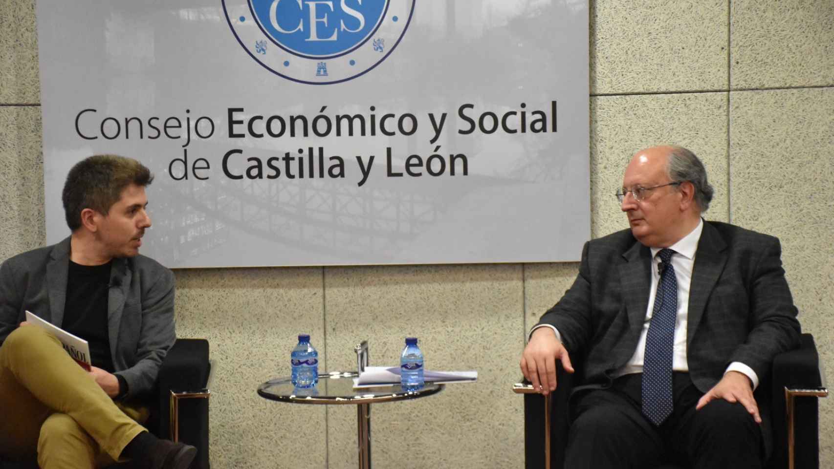El periodista de EL ESPAÑOL Alvar Salvador, junto a Enrique Cabero, presidente del CES