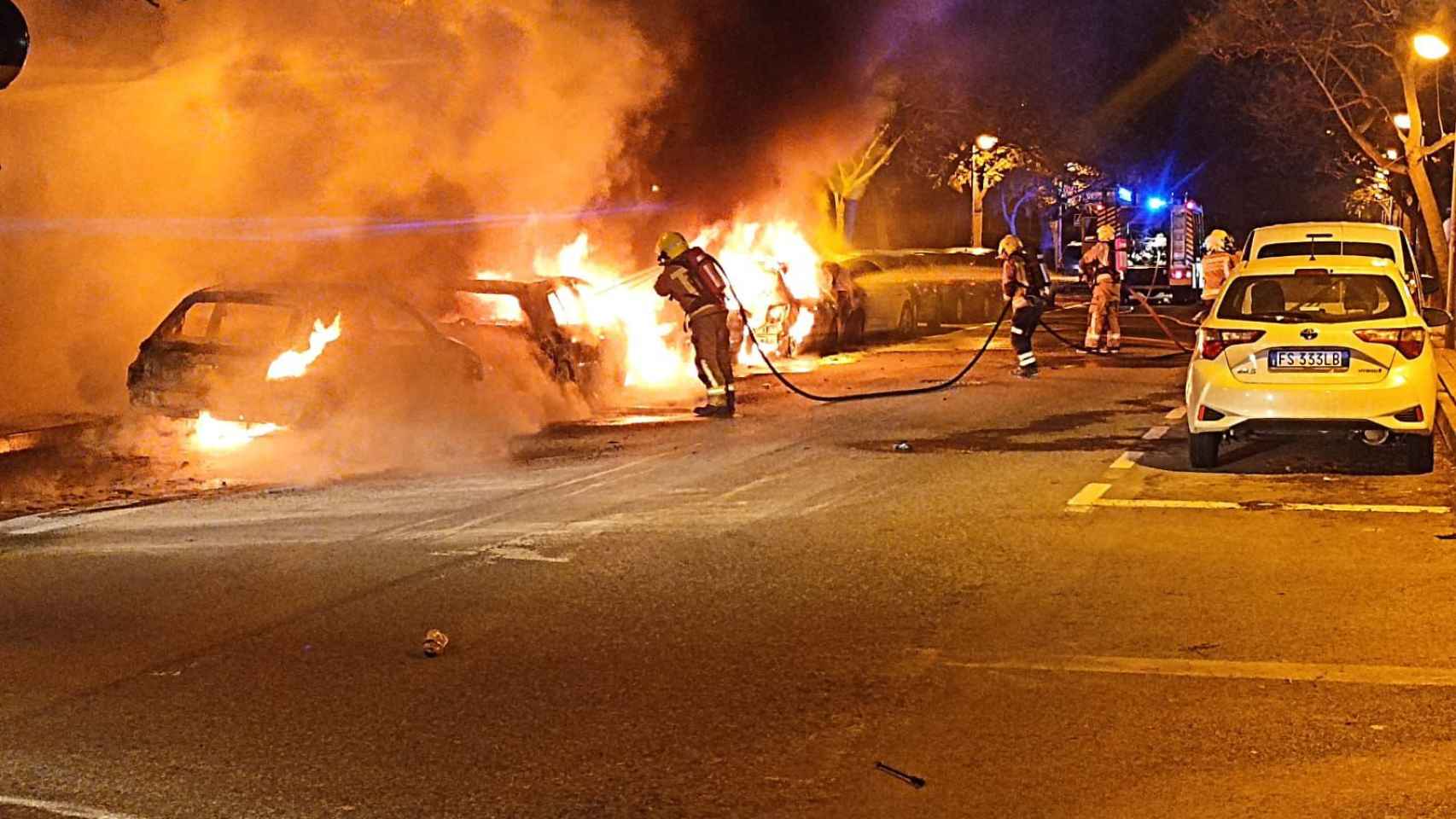 Un incendio calcina cuatro coches en Vistahermosa, Alicante.