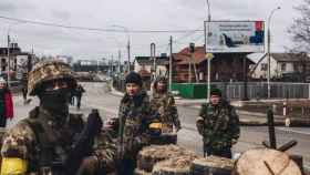 Un soldado del ejercito ucraniano en un checkpoint de la ciudad de Irpin.