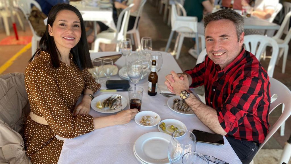 Inés Arrimadas y Guillermo Díaz, en un chiringuito de El Palo (Málaga).