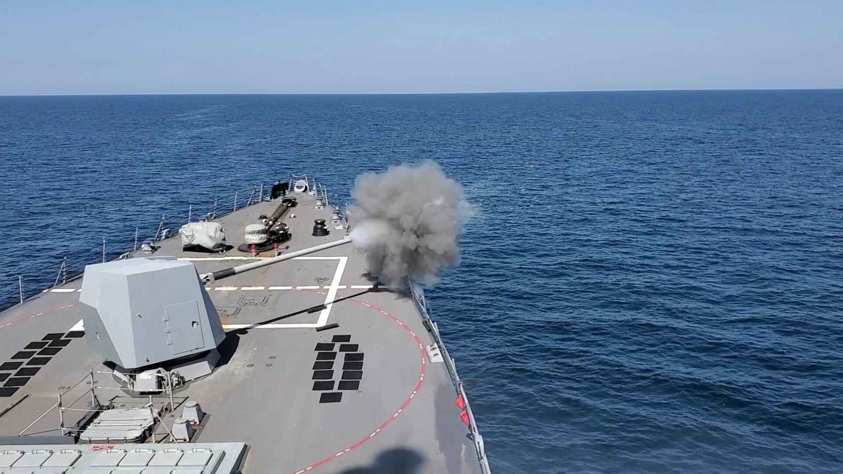 Torreta disparando en el USS Paul Ignatius