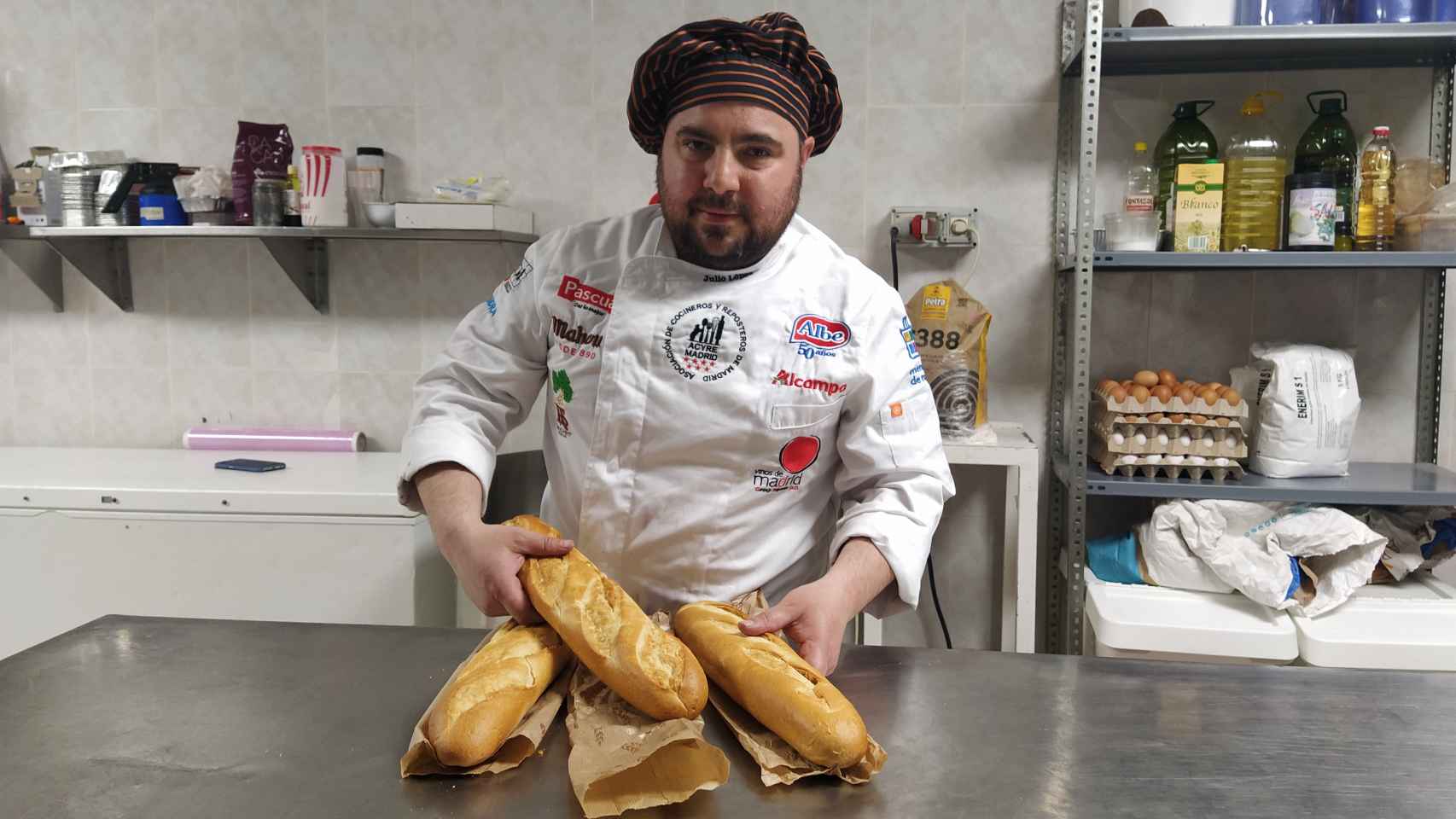 Julio López, panadero profesional, sujeta las tres barras de pan compradas en los 'chinos' antes de la prueba.