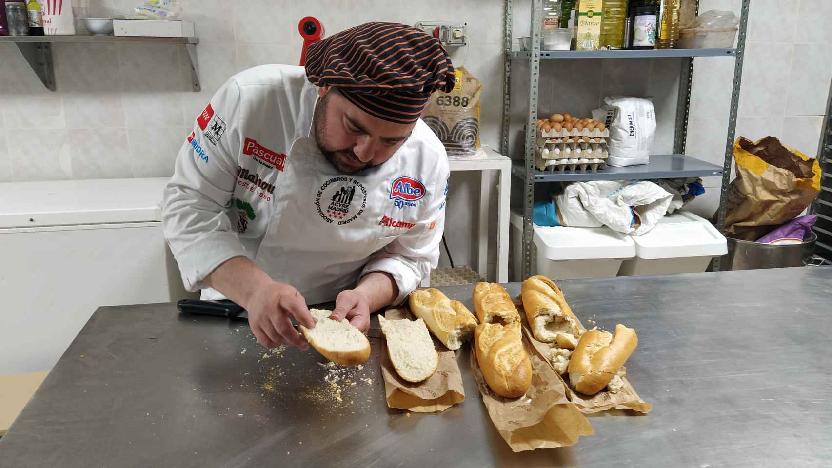 El panadero Julio López, observando el interior de las barras de pan de los chinos.