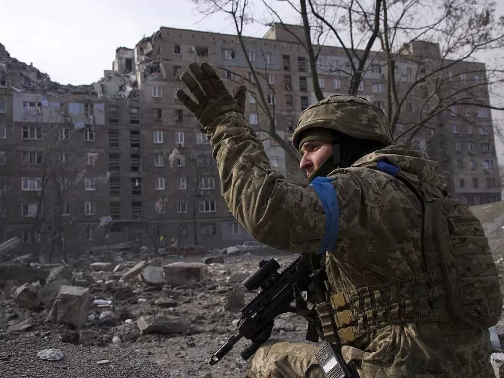 Un soldado ucraniano en pleno avance de las tropas.