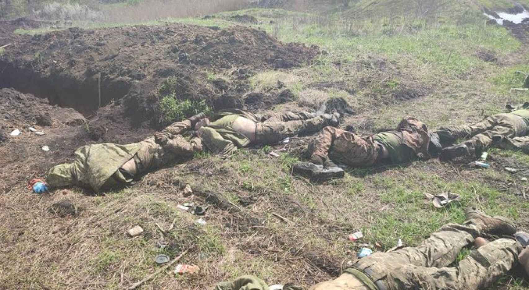 Soldados rusos muertos en los combates a más de 30 kilómetros de Járkov.