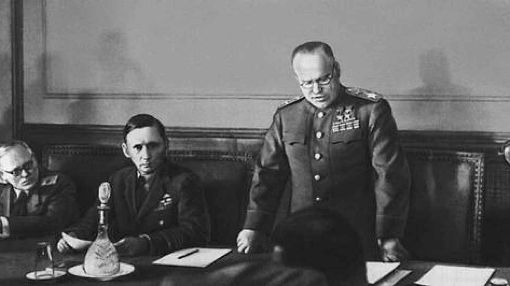 El mariscal soviético Zhúkov lee la capitulación alemana junto al mariscal británico Arthur Tedder.