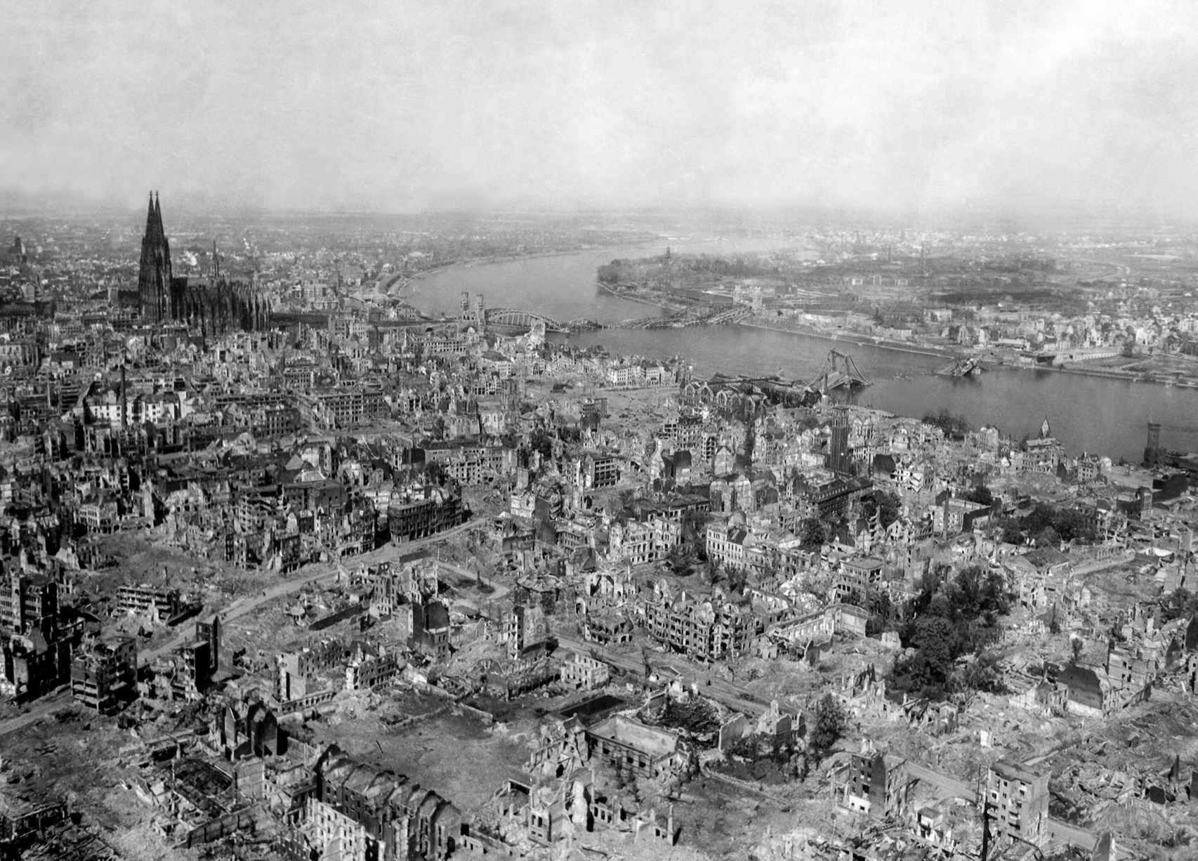 Vista aérea de la ciudad alemana de Colonia, destruida por los bombardeos aliados.