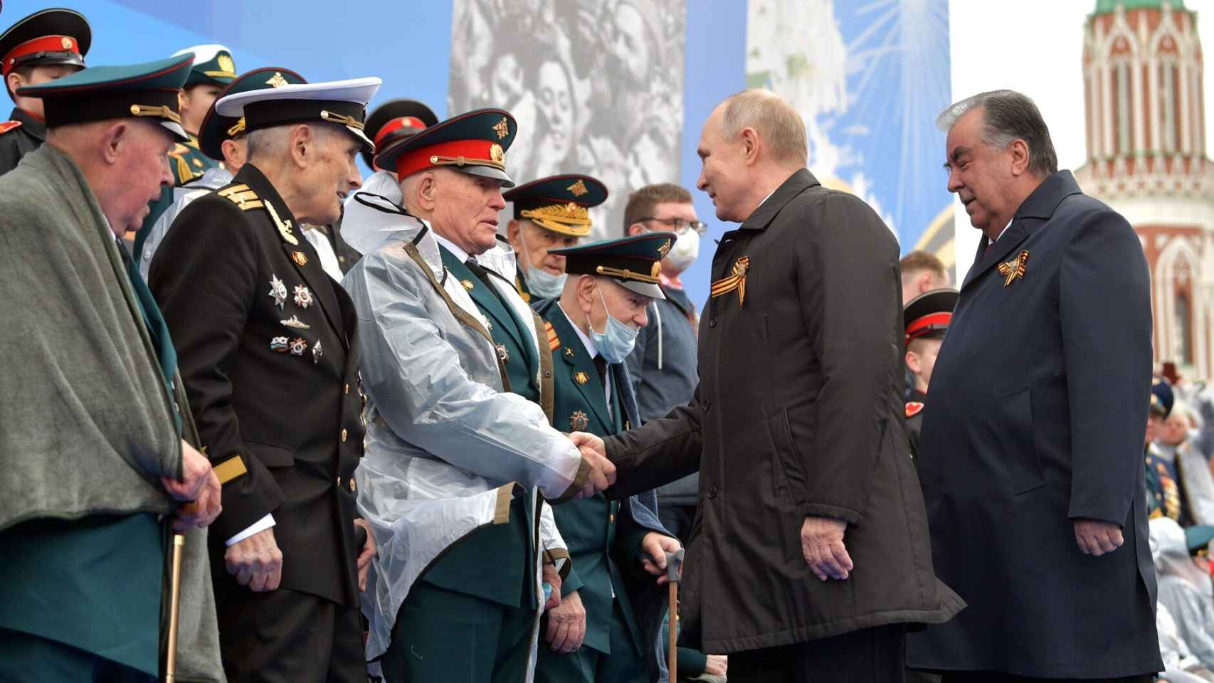 El presidente ruso, Vladímir Putin, saluda a veteranos de Gran Guerra Patriótica antes del Desfile de la Victoria del 9 de mayo de 2021. La foto la difundió el gobierno ruso.