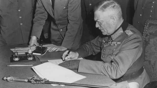 El mariscal Wilhelm Keitel firma la rendición incondicional de Alemania en el cuartel general de la Unión Soviética en Berlín, el 8 de  mayo de 1945.