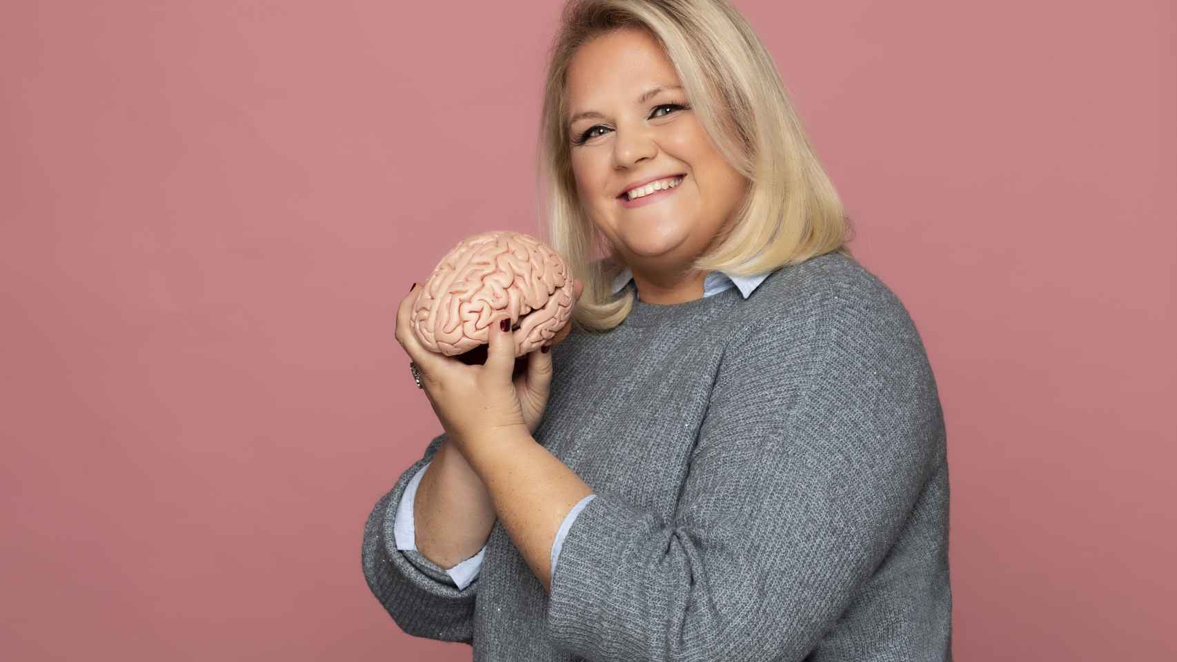 Catalina Hoffman sostiene una réplica de un cerebro