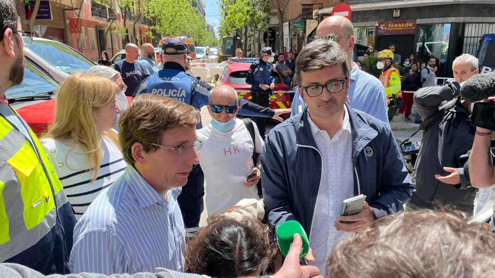El alcalde Martínez-Almeida atiende a los medios de comunicación.