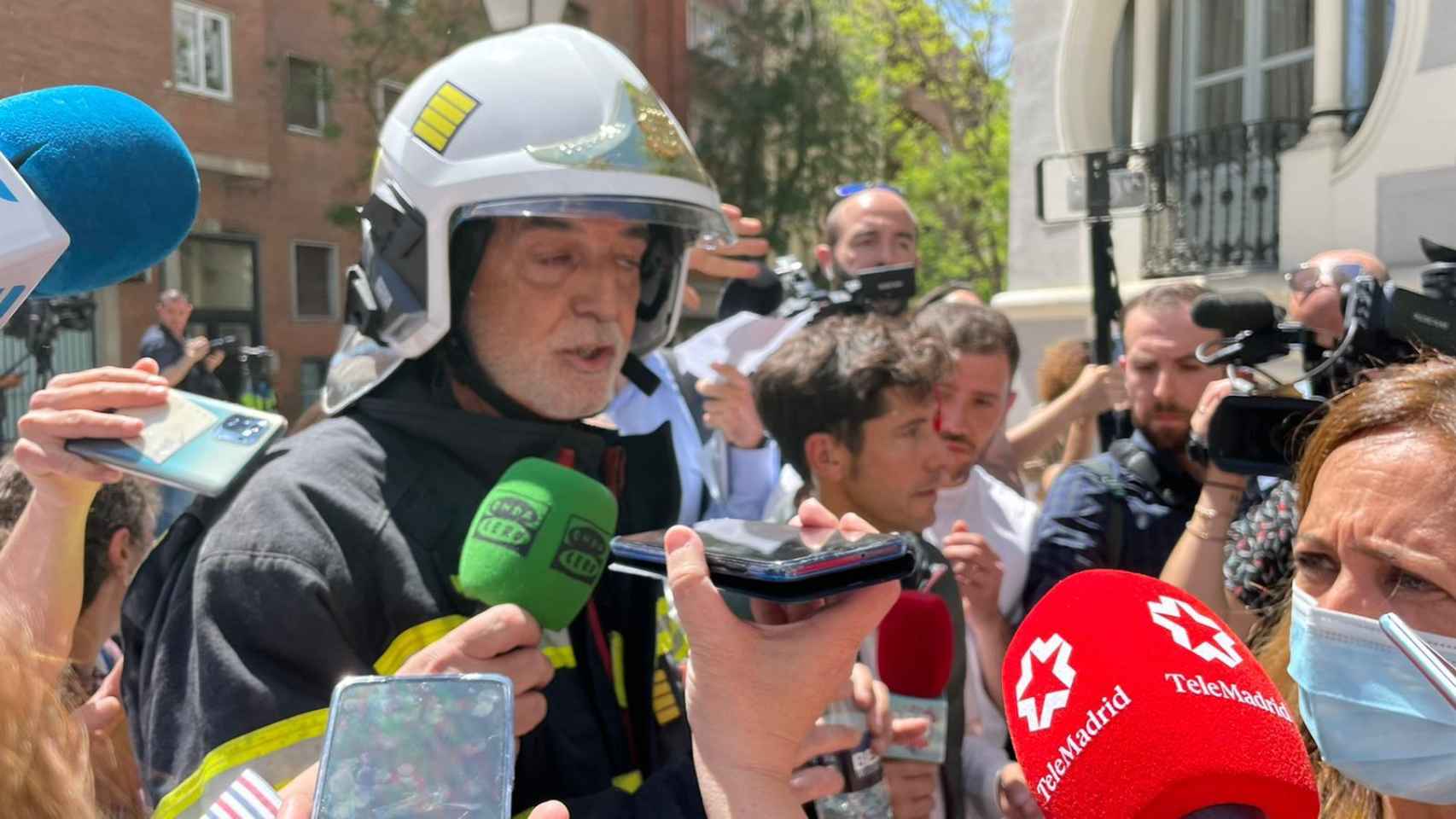 El portavoz de los bomberos durante una rueda de prensa informativa a lo largo del viernes.