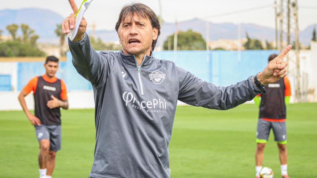 El entrenador del Intercity, Gustavo Siviero, en un entrenamiento.