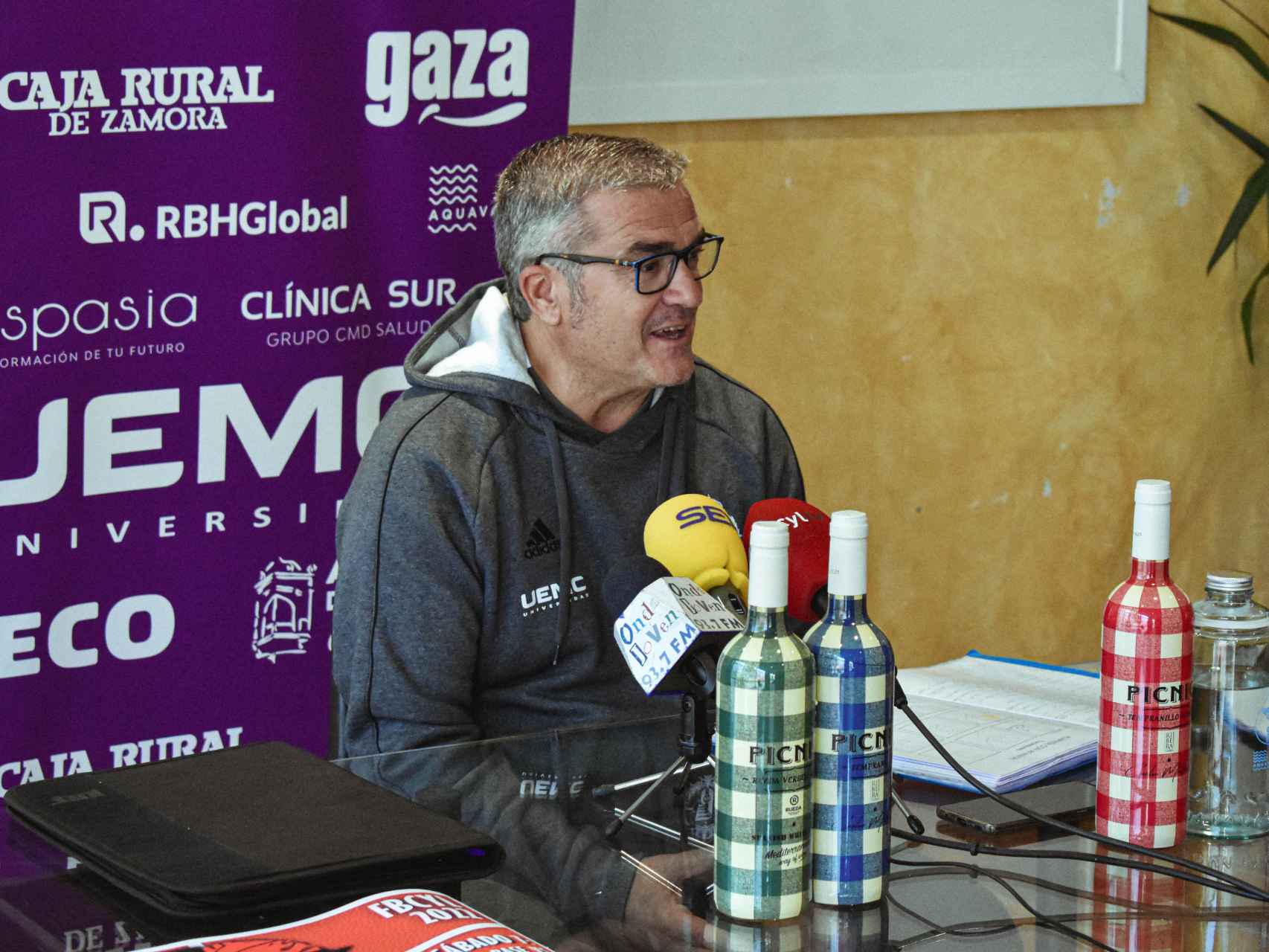 El entrenador del UEMC Real Valladolid, Paco García, durante la rueda de prensa de este viernes.