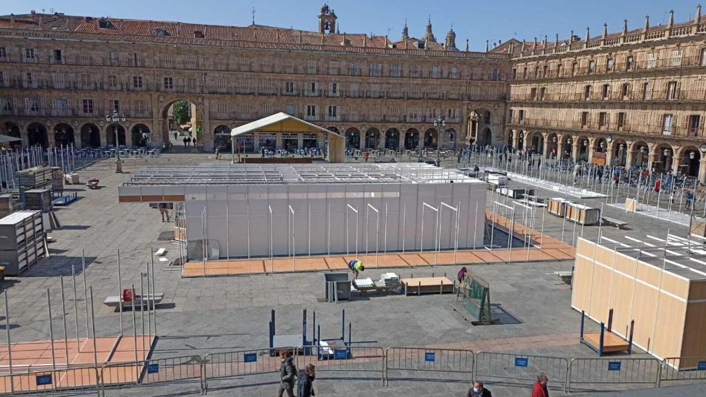 Montaje de la 40 Feria del Libro en la Plaza Mayor de Salamanca