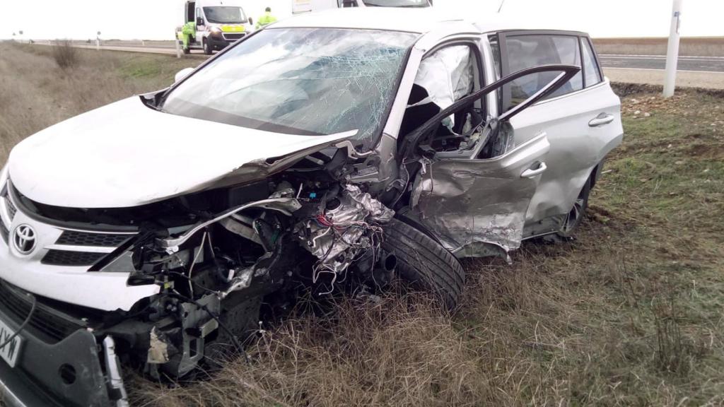 Accidente de tráfico entre dos turismos en el kilómetro 255 de la carretera N-601, en Ceínos de Campos (Valladolid