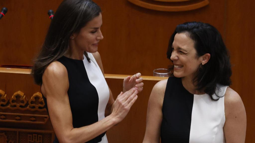 La reina Letizia e Inmaculada Vivas Tesón con un vestido black & white de Mango.