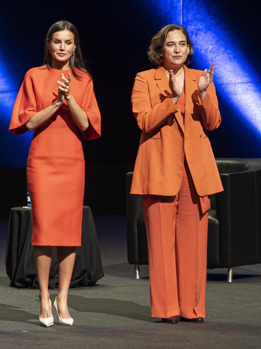 Letizia y Ada Colau en los Premios Nacionales de Investigación 2021.
