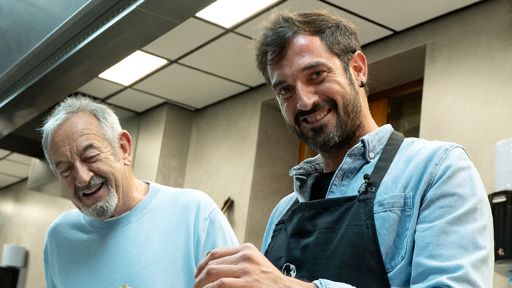 Karlos Arguiñano, pendiente de su hijo, Joseba, que acaba de publicar su primer libro de cocina | Foto: Cedida