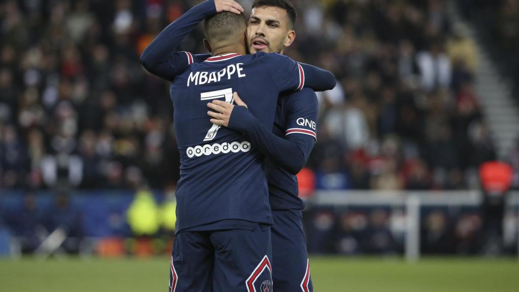 Kylian Mbappé y Leandro Paredes, en un partido.