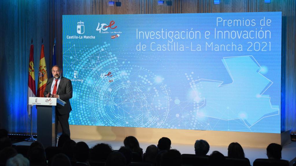 El rector de la Universidad de Castilla-La Mancha, Julián Garde,durante su intervención en los Premios de Investigación e Innovación de Castilla-La Mancha