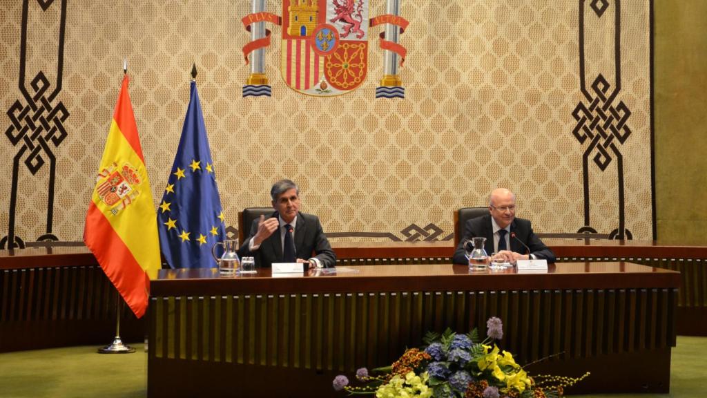 El presidente del TC, Pedro González-Trevijano, y el presidente del TJUE, Koen Lenaerts, este viernes./